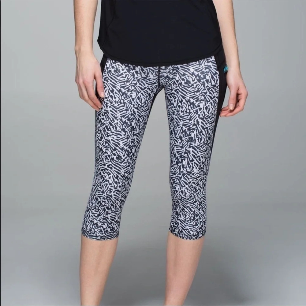 Lululemon run: top speed crop leggings black white size 4